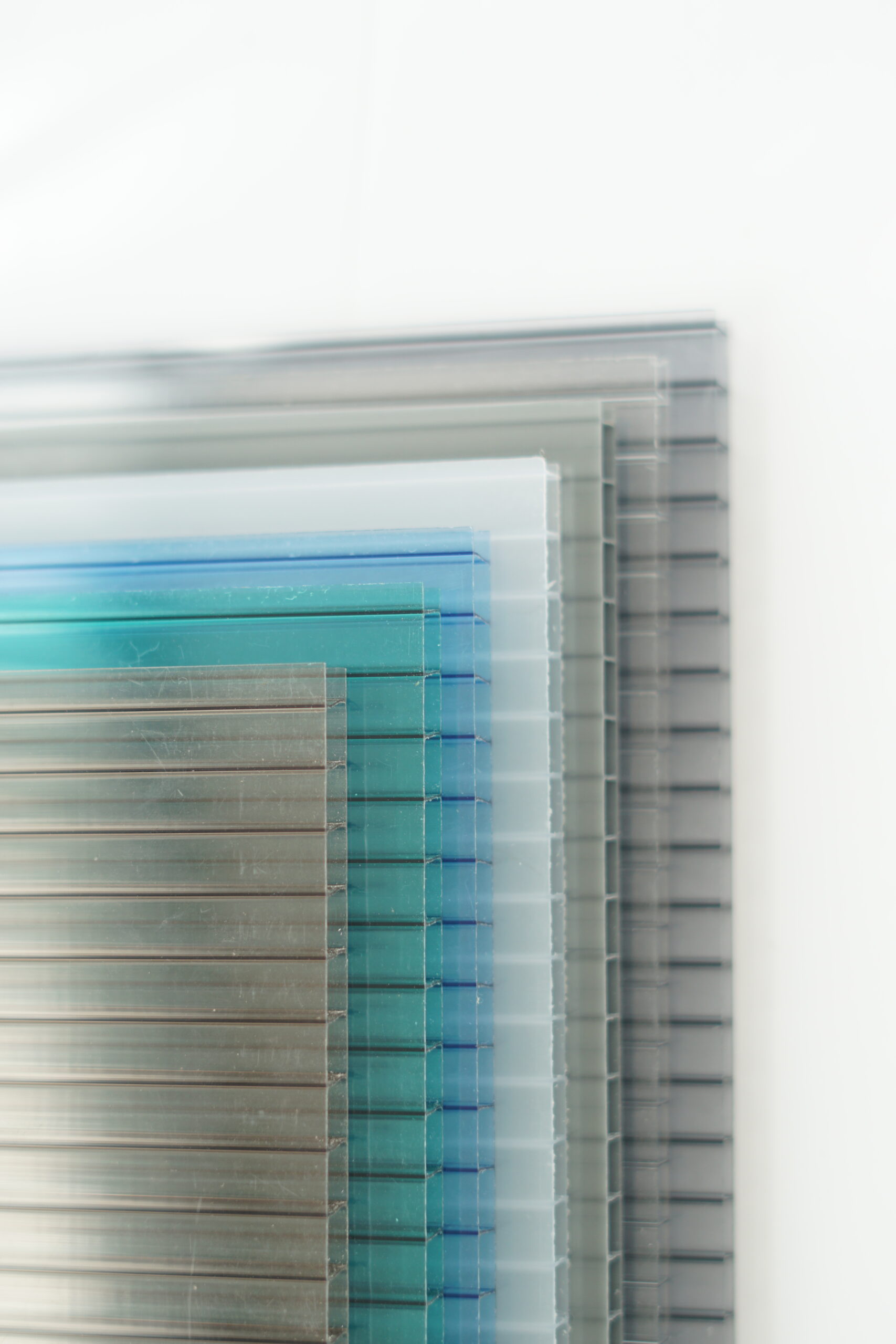 정밀 CNC 가공 기술로 재단되는 렉산 판재